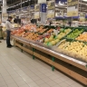 Цены на большинство социально значимых продуктов в России снизились: что подешевело