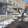 Снежная шапка сломала козырек в больнице под Костромой
