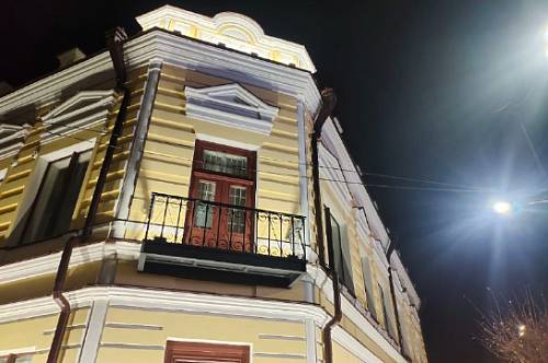 В Благовещенске здание областного военкомата украсила художественная подсветка