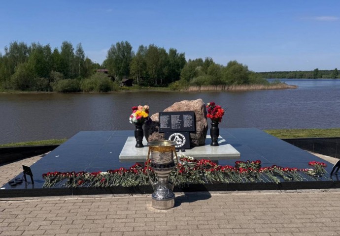 Кубок Гагарина привезли к мемориалу погибшего в авиакатастрофе ярославского «Локомотива»