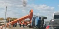 Сваебойка рухнула на мост в Астраханской области и перекрыла федеральную трассу