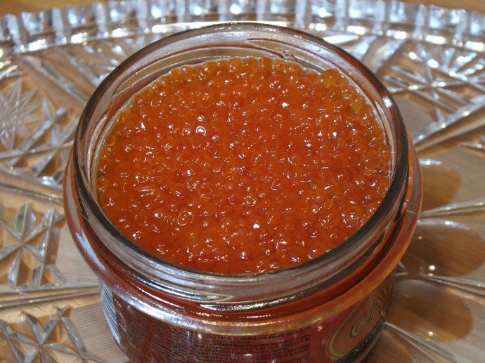 Красную икру начали продавать в вендинговых аппаратах московского метро