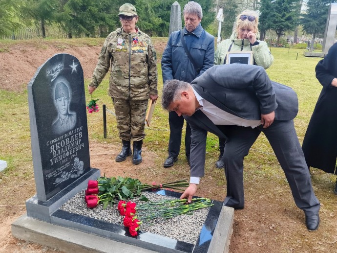В Старой Руссе открыли памятник на могиле летчика Великой Отечественной войны