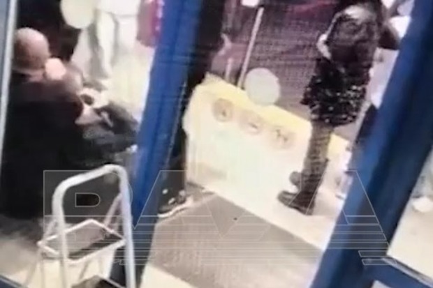 У клуба в Москве произошла драка с участием слепого мужчины У клуба в Москве произошла драка с участием слепого мужчины