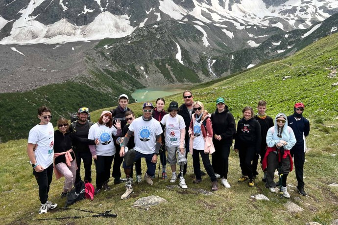 Инициативы московских НКО помогают их подопечным взойти на горные вершины и получить привет из космоса