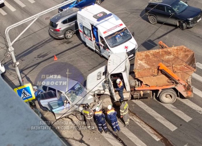 Жуткое ДТП на Южной Поляне в Пензе: на месте работали врачи и спасатели
