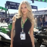 «Самая сексуальная автогонщица в мире» показала фото в платье с откровенным вырезом