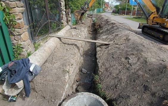 В Курске начали чистить водоотводные канавы в рамках подготовки к паводку