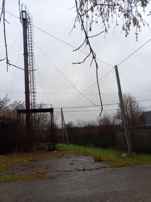 «Упадет – не упадет?»: бесхозная 25-метровая вышка угрожает жилым домам в Леме