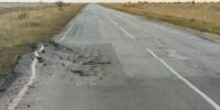 Водители астраханских автобусов жалуются на огромную яму на Латышева Водители астраханских автобусов жалуются на огромную яму на Латышева