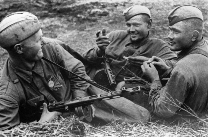 Песни Великой Победы: «Давай закурим, товарищ, по одной…»