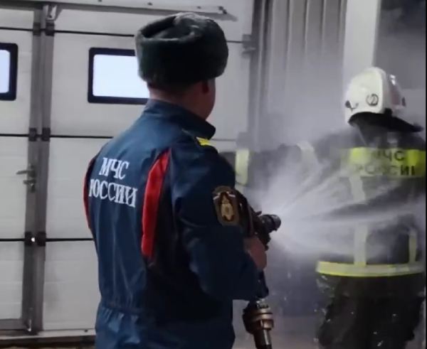 В Улан-Удэ диспетчера пожарной связи проводили на пенсию, окатив водой