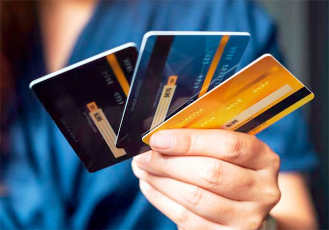 Минцифры смягчило ограничение по количеству банковских карт на человека во втором пакете мер против кибермошенников Минцифры смягчило ограничение по количеству банковских карт на человека во втором пакете мер против кибермошенников