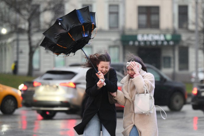 Ураган уже в Москве. В МЧС дали инструкцию по самозащите от стихии