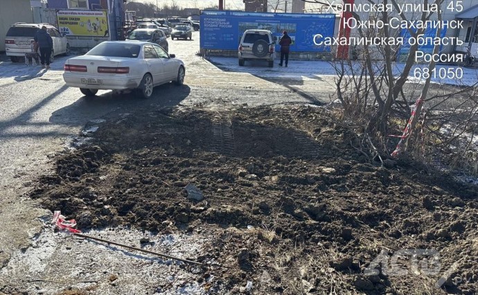 Яму на дороге в Южно-Сахалинске, в которую могли провалиться автомобили, засыпали Яму на дороге в Южно-Сахалинске, в которую могли провалиться автомобили, засыпали
