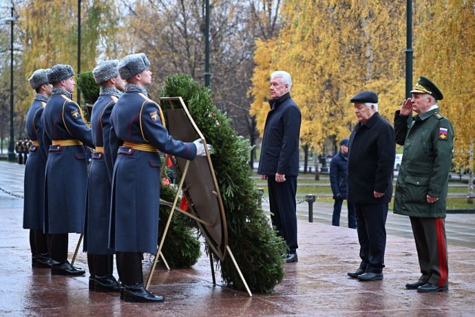 Возложение венков к Могиле Неизвестного Солдата в память о параде 1941 года