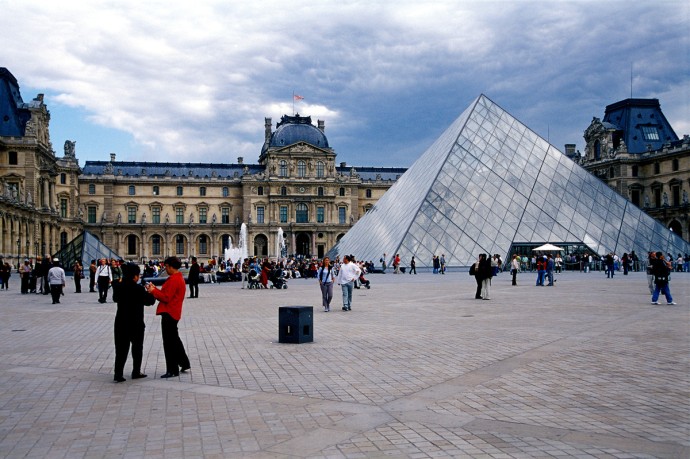 Грабители Лувра попытались сбыть украденные драгоценности Грабители Лувра попытались сбыть украденные драгоценности