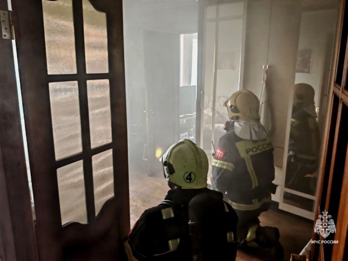 Тульские пожарные спасли двух человек из горящей квартиры