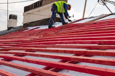 Почти 400 крыш домов обновлено в ДНР в 2025 году