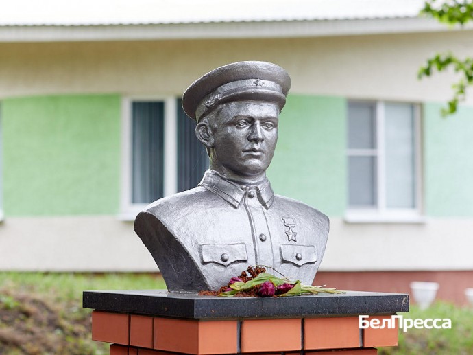 В Красном Кутке установили бюст Героя Советского Союза Александра Середенко