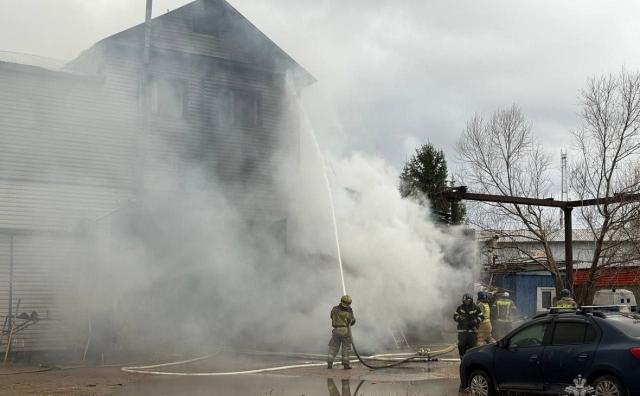 При пожаре в автосервисе в Уфе сгорели два автобуса и легковушка При пожаре в автосервисе в Уфе сгорели два автобуса и легковушка