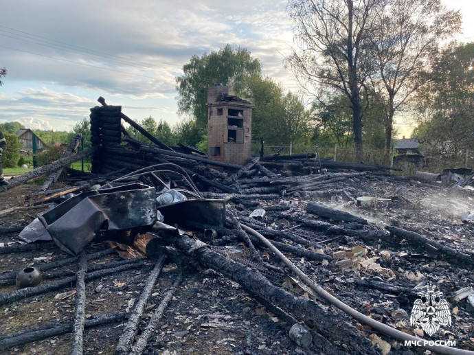 В деревне под Ярославлем сгорели два дома и сарай