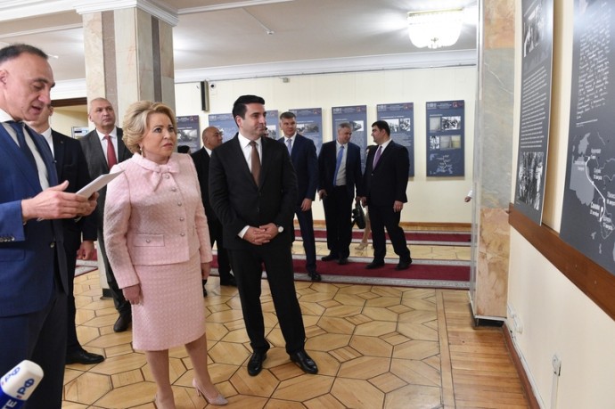 Спикер СФ в Ереване посетила выставку «Путь в Санаин. История одного детдома» Спикер СФ в Ереване посетила выставку «Путь в Санаин. История одного детдома»