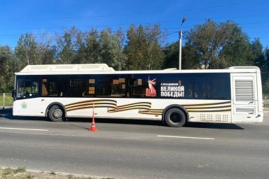 В Великом Новгороде 17-летняя девушка пострадала при резком торможении автобуса