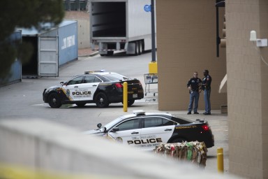 Трое погибли в перестрелке на парковке магазина в США