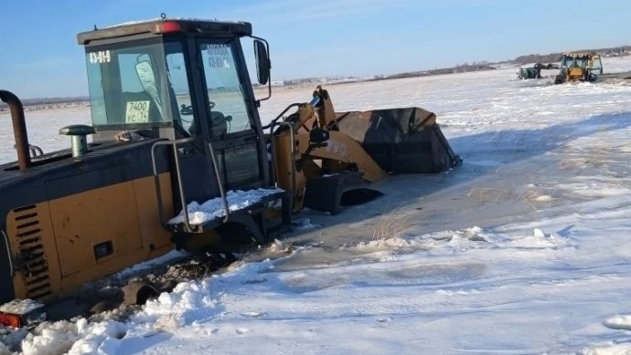 В Башкирии тракторы провалились под лёд