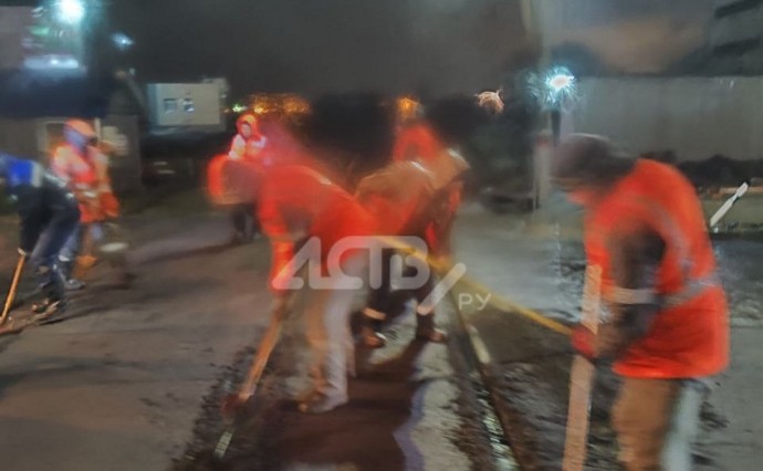 Ремонт ж/д переезда заставил пассажиров автобуса в Южно-Сахалинске постоять 3 часа Ремонт ж/д переезда заставил пассажиров автобуса в Южно-Сахалинске постоять 3 часа