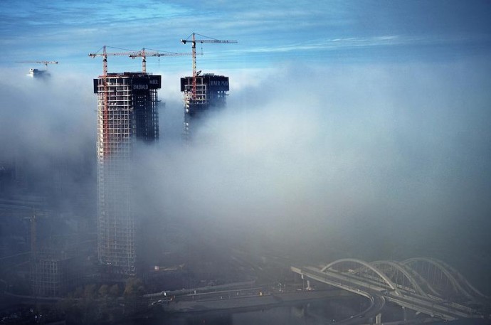 Москву накрыл сильный туман, видимость местами ухудшилась до 300 метров