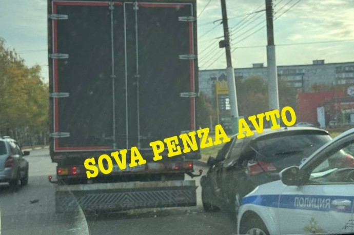 Жесткое ДТП на проспекте Строителей в Пензе: легковушка врезалась в грузовик