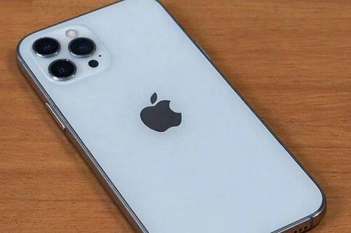 Пассажир авиарейса до Благовещенска украл у соседа iPhone 15