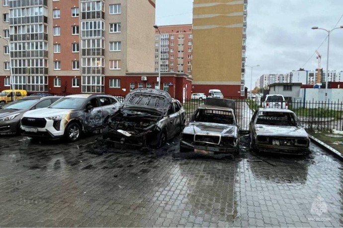 Три автомобиля сгорели при пожаре в Калининграде