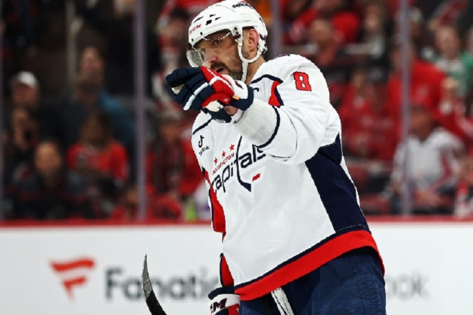 Журова: "Малкин и Овечкин никогда не были замечены в гулянках в отличие от футболистов" Журова: "Малкин и Овечкин никогда не были замечены в гулянках в отличие от футболистов"