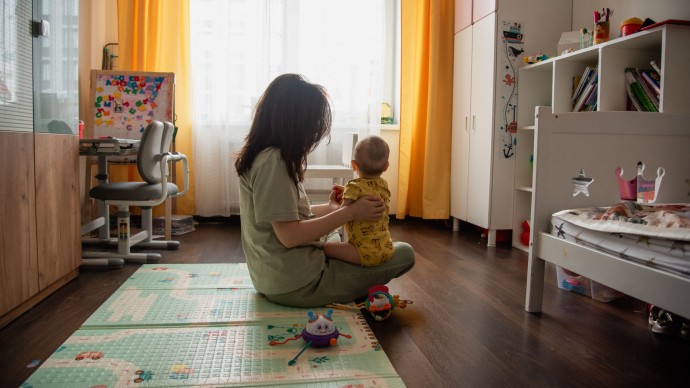 Молодежь в России выражает больше уважения и положительного отношения к Дню матери