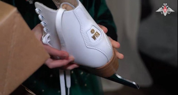 В рамках акции «Ёлка желаний» 9-летняя тулячка получила коньки от замминистра обороны В рамках акции «Ёлка желаний» 9-летняя тулячка получила коньки от замминистра обороны