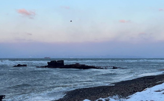 В Корсаковском районе водолазы утилизируют судно со дна бухты Лососей