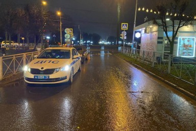 В центре Йошкар-Олы машина сбила женщину – нарушительницу ПДД