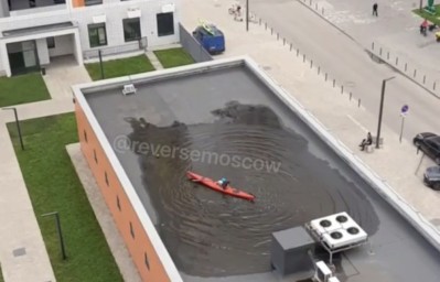 Москвич устроил заплыв на байдарке на крыше «Пятерочки» и попал на видео