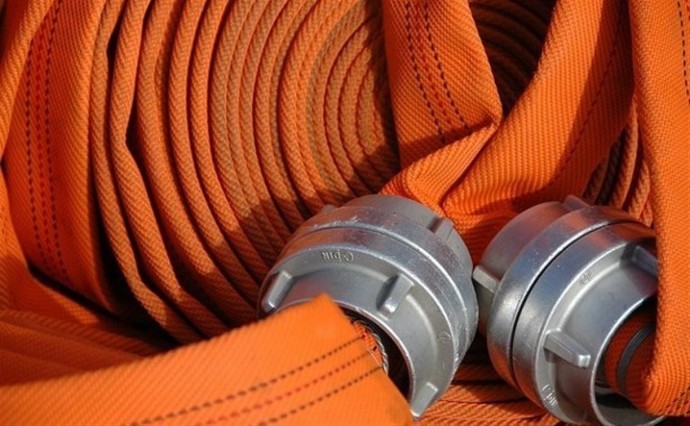 Мусорный контейнер загорелся у подъезда дома в Южно-Сахалинске Мусорный контейнер загорелся у подъезда дома в Южно-Сахалинске