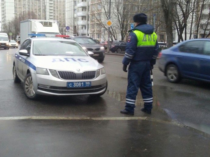 Сотрудники ГИБДД проверяют самоконтроль водителя через диалог Сотрудники ГИБДД проверяют самоконтроль водителя через диалог