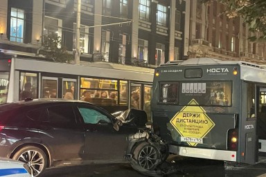 В Ростове на Садовой иномарка влетела в автобус