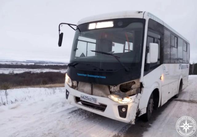 Автобус с 18 пассажирами попал в ДТП в Башкирии