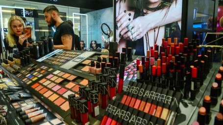 США вновь начали поставлять в Россию косметику