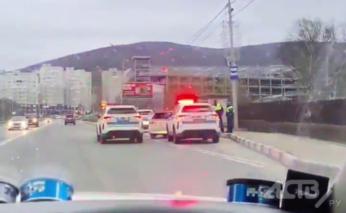"Пацаны убегали": три экипажа ДПС окружили разбитый автомобиль в Южно-Сахалинске