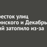 Перекресток улиц Дзержинского и Декабрьских Событий затопило из-за аварии