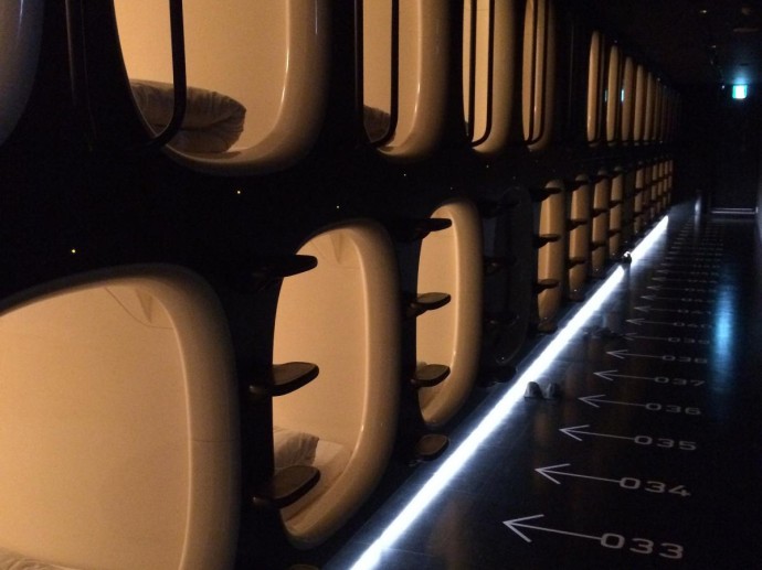 Первый капсульный отель открылся в Осаке в 1979 году — архитекторы