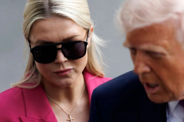 Кэролайн Ливитт анонсировала покушение на Трампа за несколько минут до него — RMF24